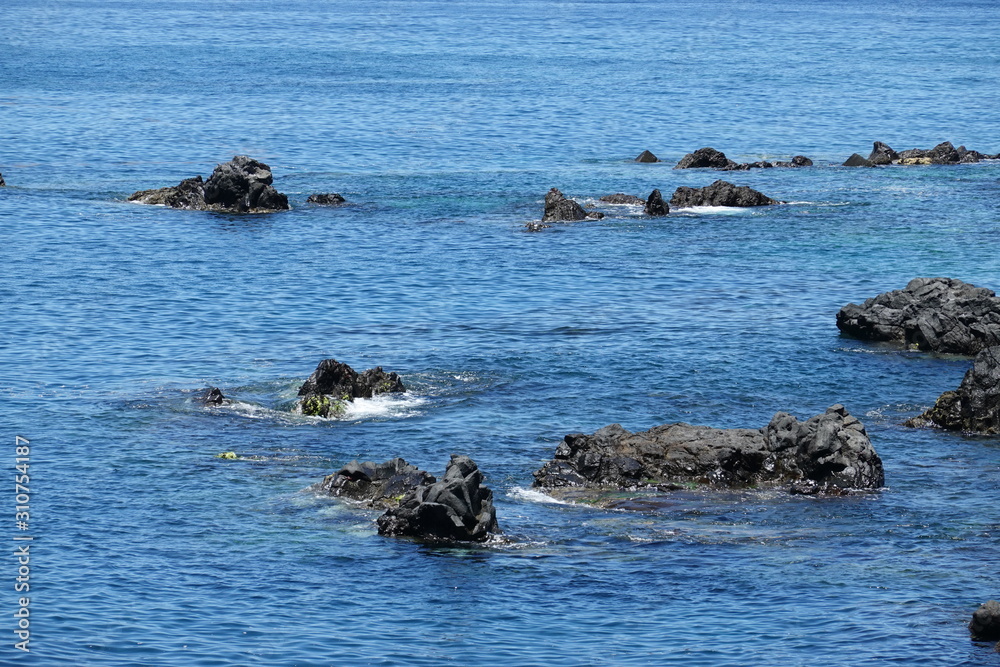 Fototapeta premium Lavafelsen im Meer