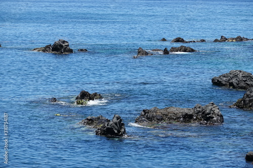Lavafelsen im Meer