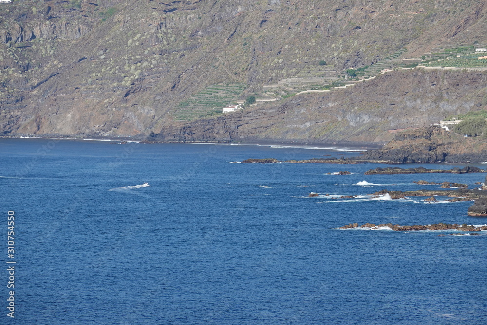 Obraz premium Lavafelsen im Meer