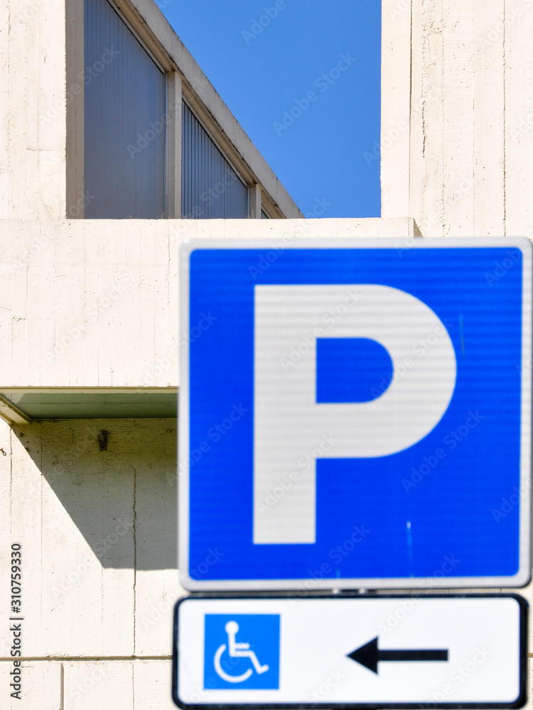 Parkplatzschild vor moderner Hausfassade Parkplatzschild vor moderner Hausfassade