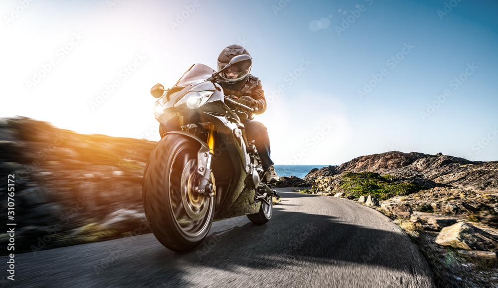 Fototapeta motocykl na nadmorskiej drodze. dobrze się bawisz jadąc pustą autostradą podczas wycieczki motocyklowej