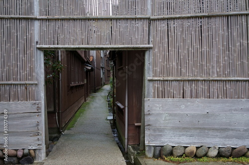 佐渡島、宿根木集落の入り口