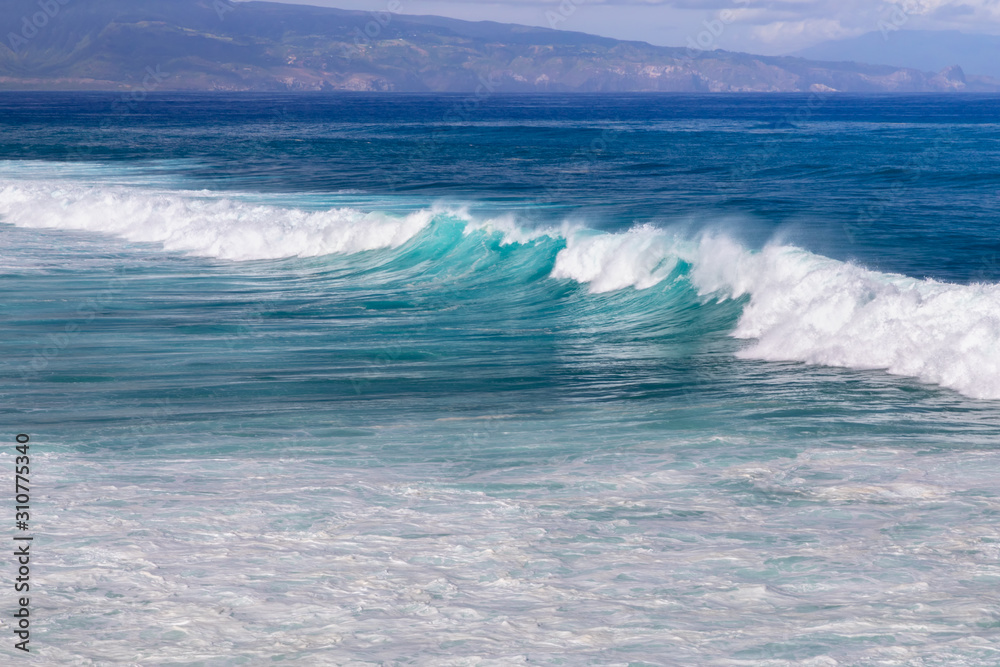 Fototapeta premium Waves breaking on Maui's north shore