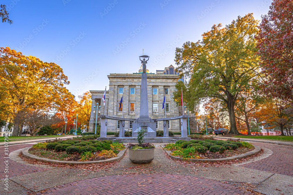View of North Carolina State Capitol building in fall season,Raleigh,NC,USA - obrazy, fototapety, plakaty 