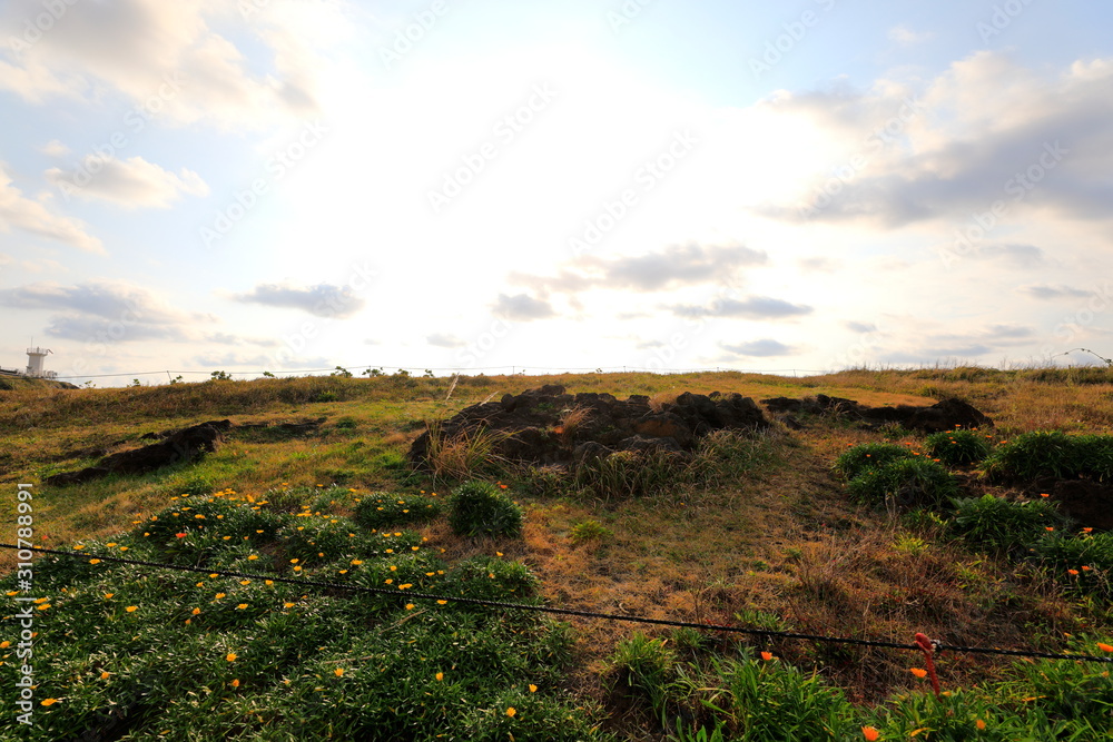 Naklejka premium 언덕과 하늘이 보이는 풍경