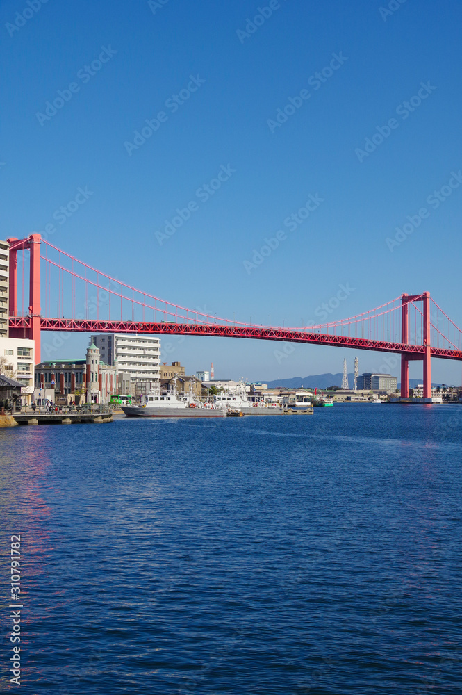 海岸沿いの遊歩道から見る若戸大橋