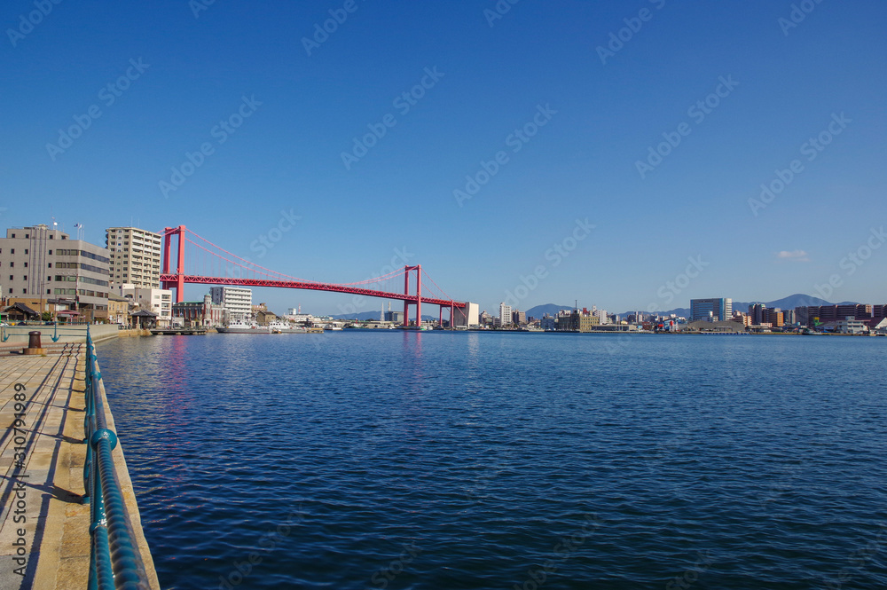 海岸沿いの遊歩道から見る若戸大橋