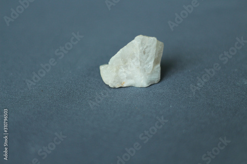 белый камень
