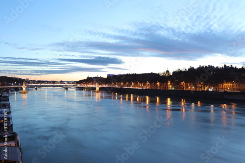 Le pont Lafayette sur le fleuve Rhône dans la ville de Lyon au coucher du soleil - Ville de Lyon - Département du Rhône - France