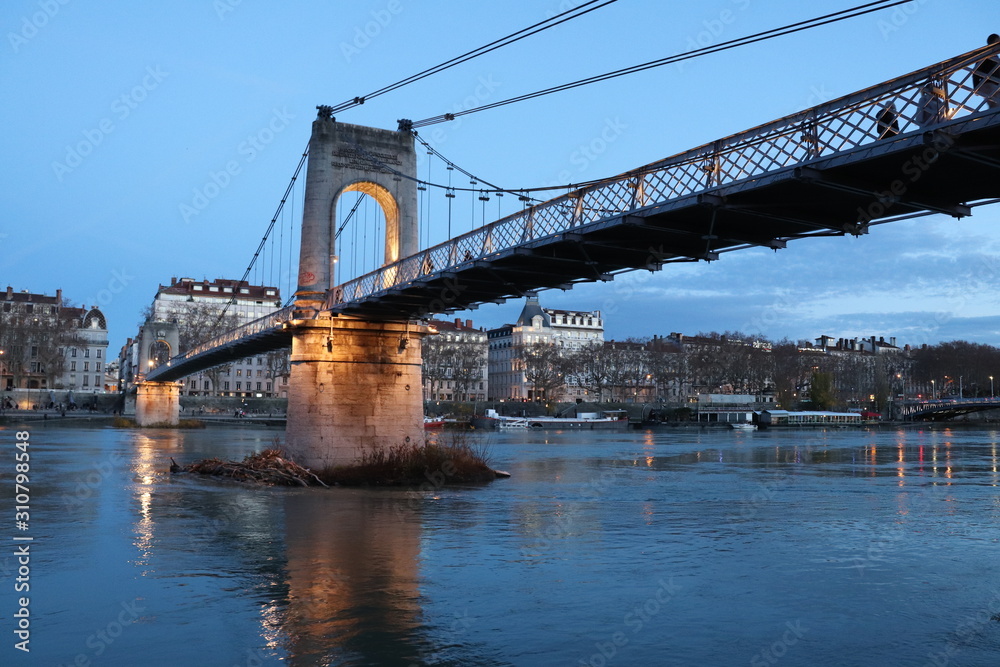 Passerelle du Collège sur le fleuve Rhône dans la ville de Lyon au coucher du soleil - Ville de Lyon - Département du Rhône - France - Pont piéton suspendu Passerelle du Collège sur le fleuve Rhône dans la ville de Lyon au coucher du soleil - Ville de Lyon - Département du Rhône - France - Pont piéton suspendu