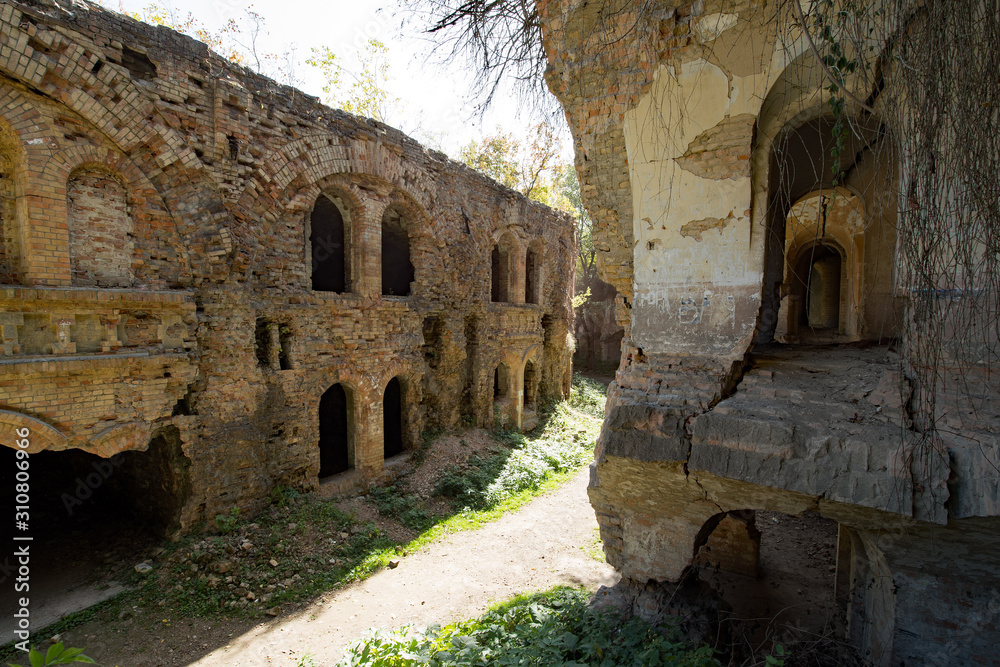 Fototapeta premium Ruine der Festung Tarakaniv im Oblast Riwne in der Ukraine