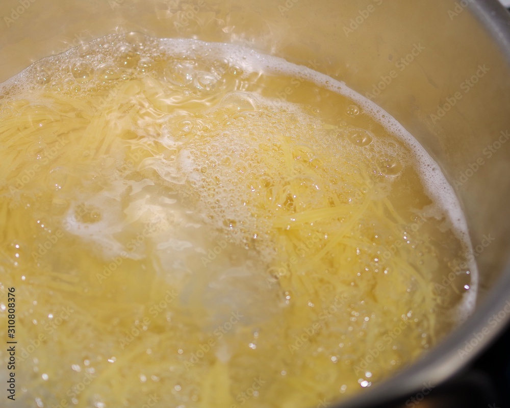 スパゲティーを茹でているシーン スパゲティーを茹でているシーン