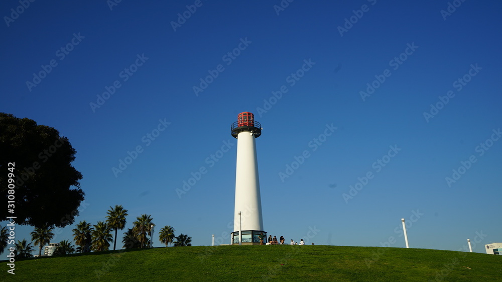 Long Beach, Leuchtturm, blauer Himmel, Meer, Berg