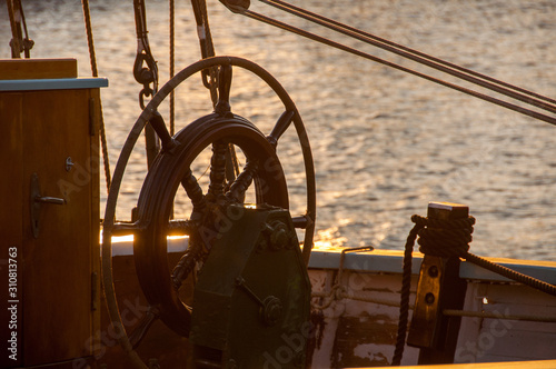 Steuerrad Segelschiff bei Sonnenaufgang