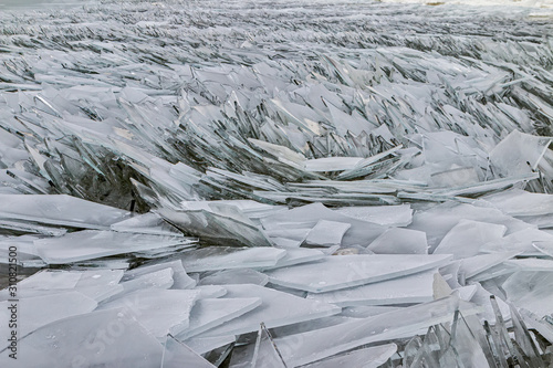 Foto Ice hummocks on the river. A lot of cracked ice