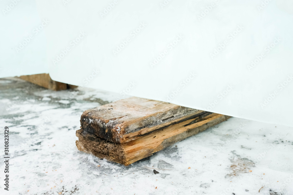 Wooden props for ice blocks. The construction of the ice town. Wooden props for ice blocks. The construction of the ice town.