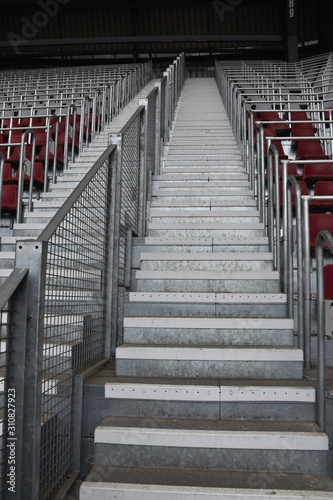 Stadion, Fußballstadion, Stühle, Stuhl, Sessel, Klappsessel, Kunststoff, Kunststoffsessel, Treppe, Stiege, Stufen, Rang, Ränge, Tribüne, Sektor, leer, einsam, verlassen, Spiel, Sport, Sportstätte, Nac
