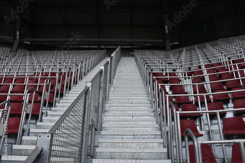 Stadion, Fußballstadion, Stühle, Stuhl, Sessel, Klappsessel, Kunststoff, Kunststoffsessel, Treppe, Stiege, Stufen, Rang, Ränge, Tribüne, Sektor, leer, einsam, verlassen, Spiel, Sport, Sportstätte, Nac