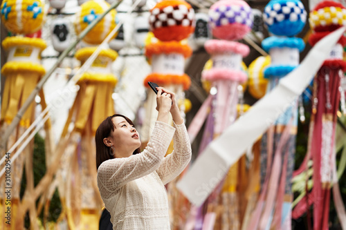 七夕祭りの写真を撮る女性