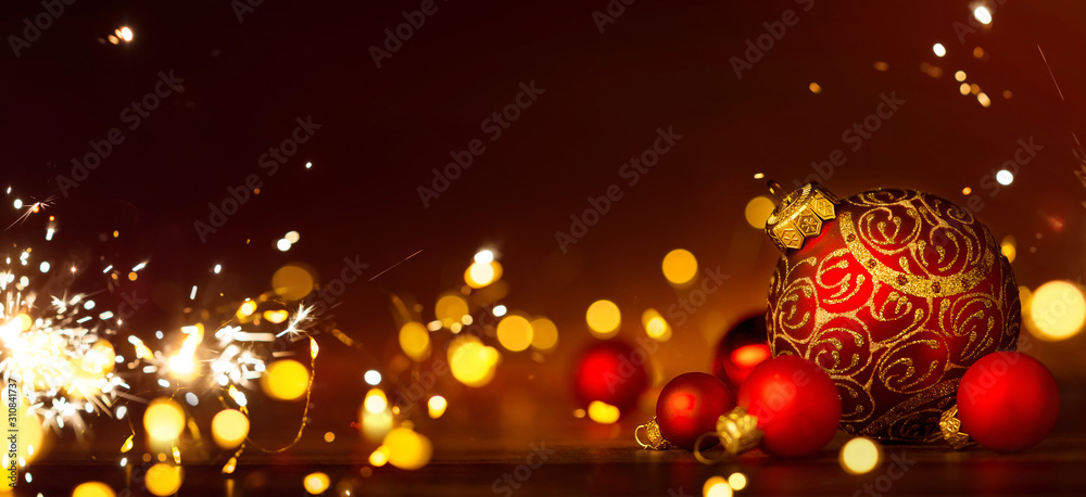 Obraz premium Red Christmas decoration bauble and holidays light on red background
