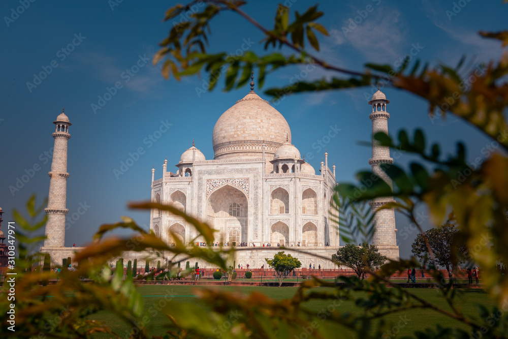 Fototapeta premium Taj Mahal monument in Agra, India.