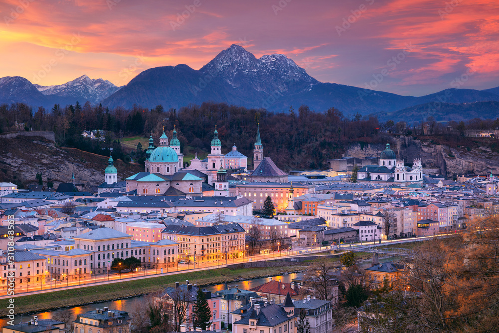 Naklejka premium Salzburg, Austria. Pejzaż miejski z Salzburga, Austria z katedrą w Salzburgu podczas piękny zimowy zachód słońca.