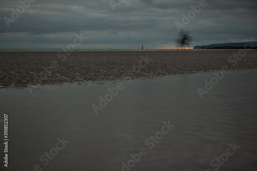 Foto Horse ridden on bleak dramatic Camber Sands beach
