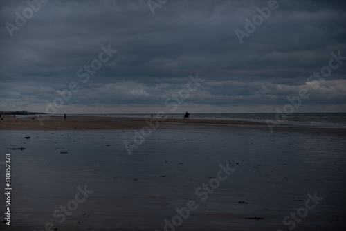 Foto Horse ridden on bleak dramatic Camber Sands beach