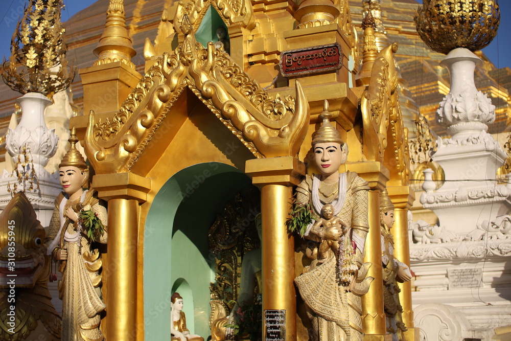 Fototapeta premium YANGON/MYANMAR - 26th Aug, 2019 : Shwe Dagon Pagoda, Yangon, Myanmar.
