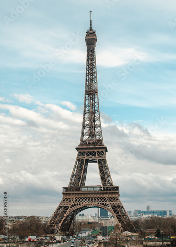 Fototapeta Naklejka Na Ścianę i Meble -  Paris: View of the Eiffel Tower in the afternoon in December.