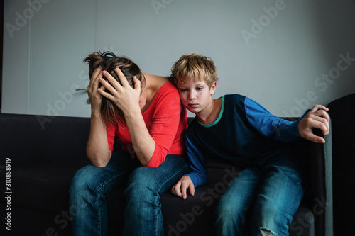 Cuadro en lienzo sad child with stressed mother, family in trouble