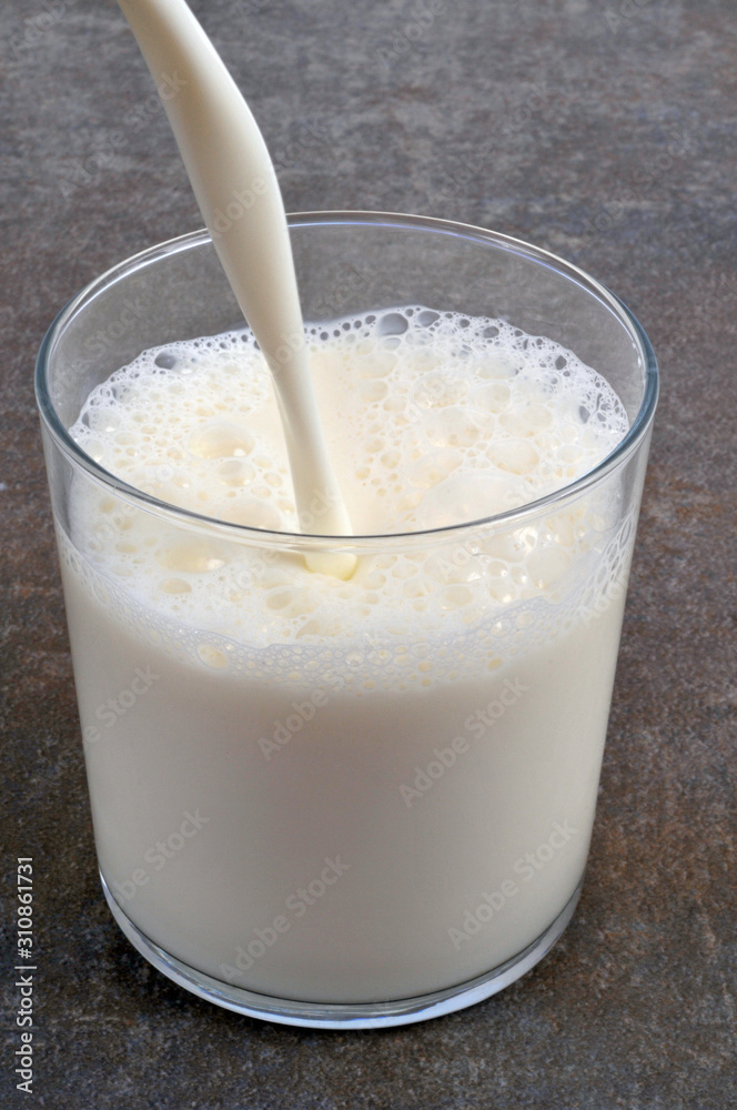 Remplir un verre de lait Remplir un verre de lait