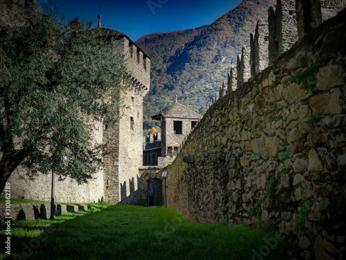 Remparts du château médiéval de Montebello, Bellinzone, Tessin, Suisse photo