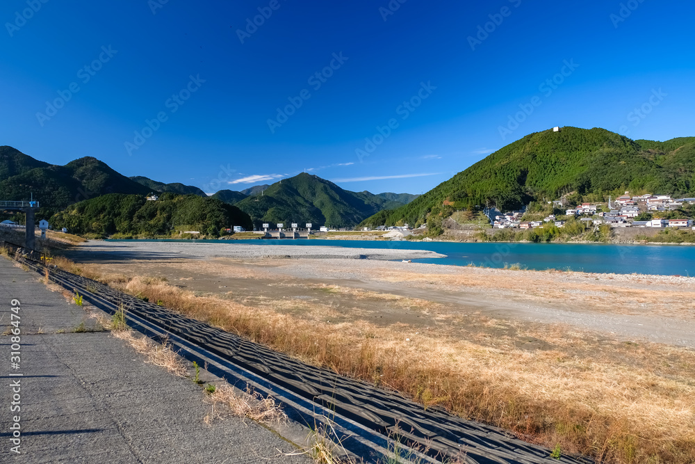 Naklejka premium 新宮市、紀宝町 熊野川