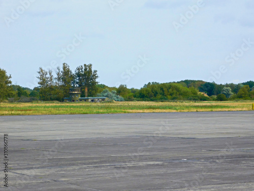 Ein ehemaliger Militärflugplatz photo