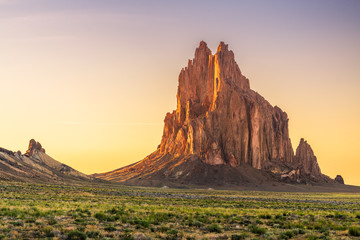 Fototapete Honigfarbe Shiprock, New Mexico, USA  © SeanPavonePhoto