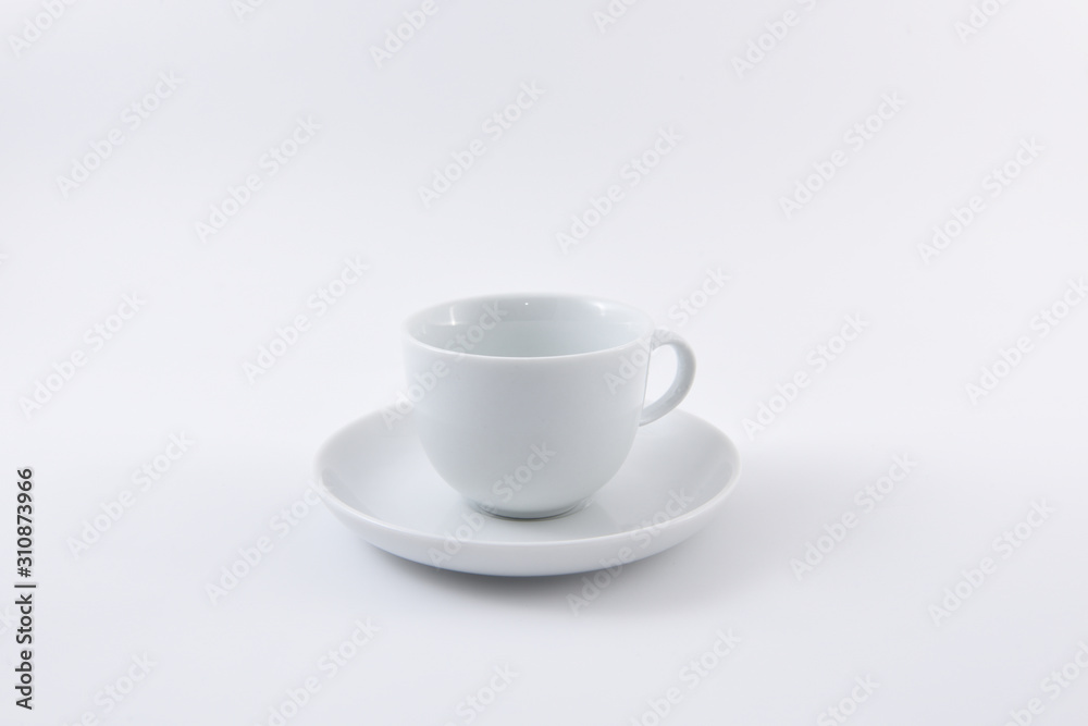 eine tasse espresso auf weissem hintergrund eine tasse espresso auf weissem hintergrund