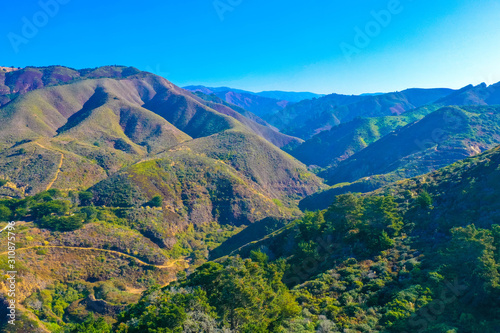 Drohnenbild: Hügelige Berglandschaft im Nationalpark, Kalifornien