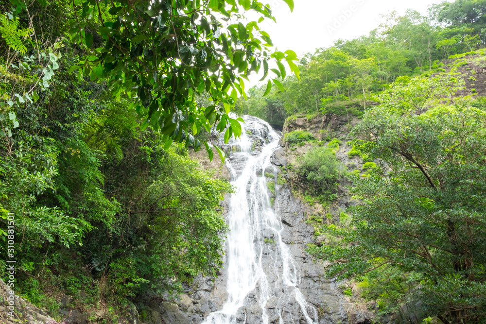 Obraz premium waterfall Mountain landscape. sarika waterfall in thailand