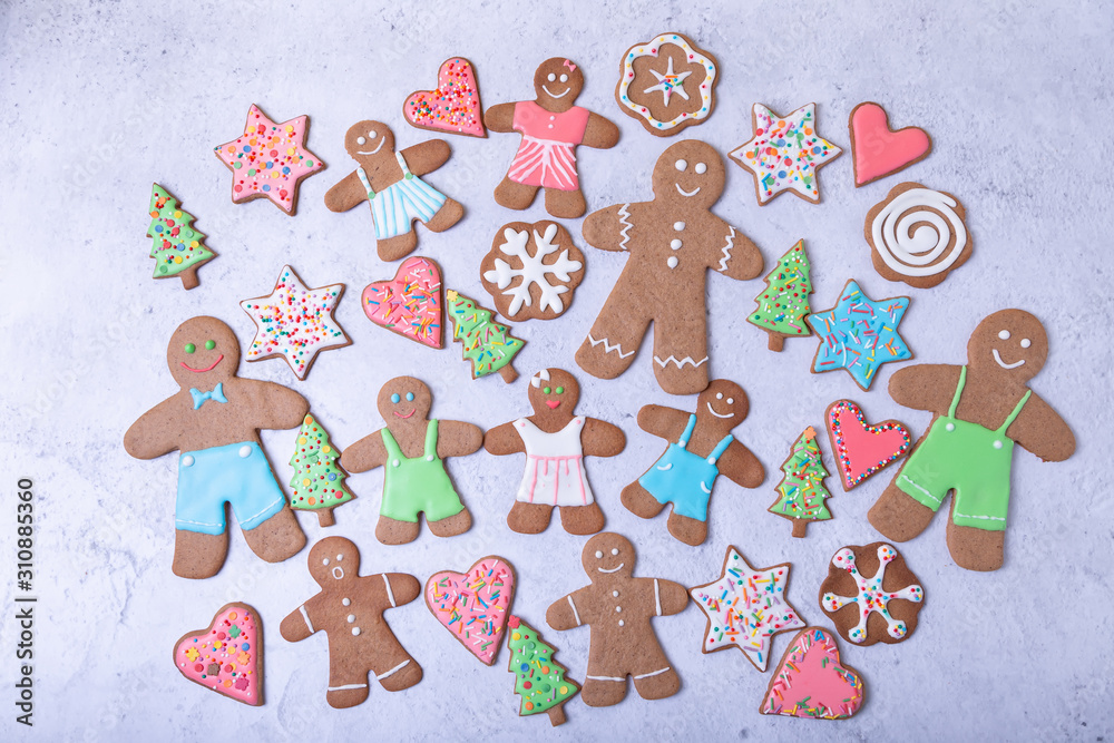 Naklejka premium Gingerbread men and figures. Traditional New Year and Christmas homemade cookies. Christmas background. Selective focus, close up.