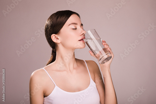 Papier peint Side view of nice attractive young model drink water from glass