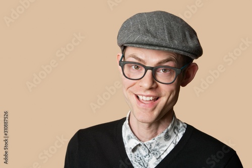 Cuadro en lienzo Portrait of a cheerful mid adult man wearing retro glasses over colored backgrou