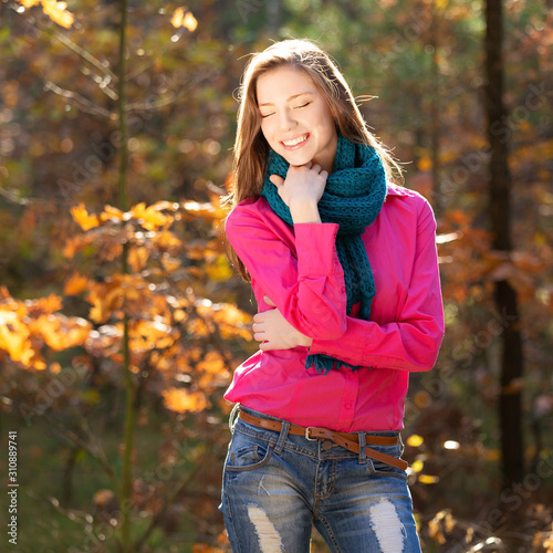 Smiling young girl in the autumn park