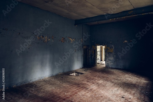 фотографія Interior shot of an old building deteriorating over time