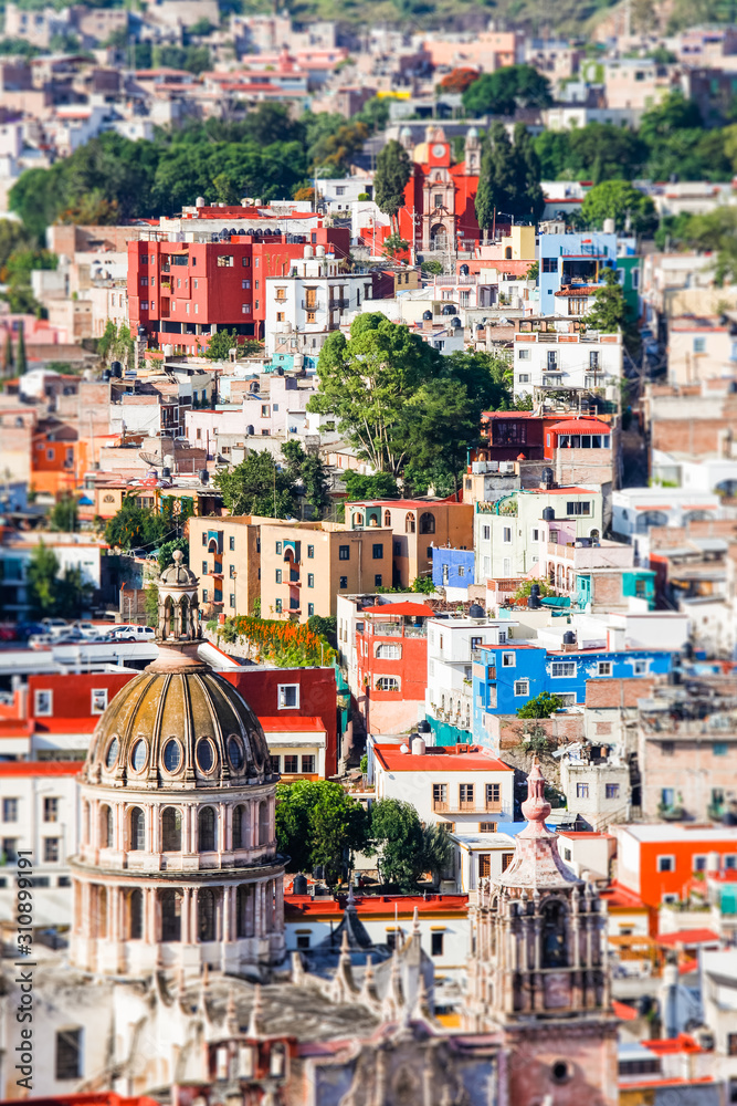 Fototapeta premium kolorowe pejzaż meksykańskiego miasta Guanajuato Meksyk