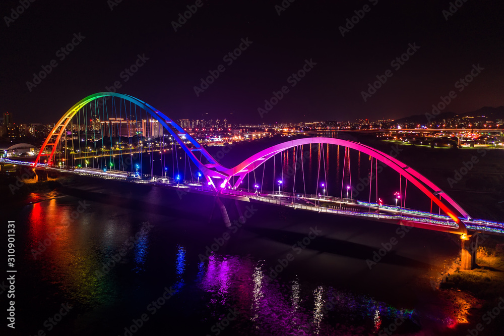 Naklejka premium Crescent Bridge - landmark of New Taipei, Taiwan with beautiful illumination at night, photography in New Taipei, Taiwan.