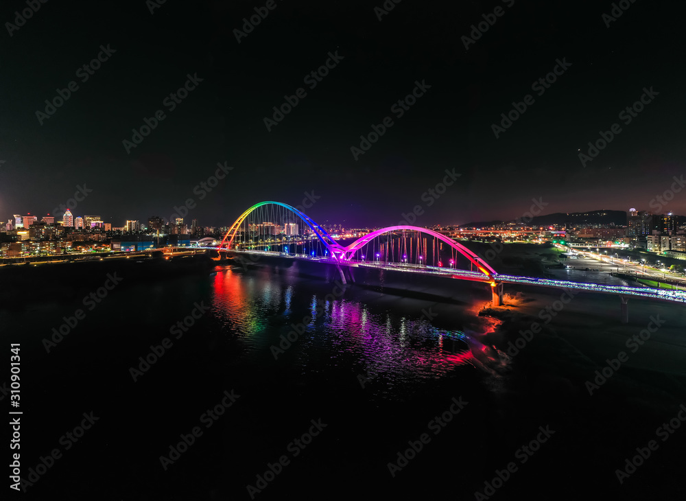 Obraz premium Crescent Bridge - landmark of New Taipei, Taiwan with beautiful illumination at night, photography in New Taipei, Taiwan.