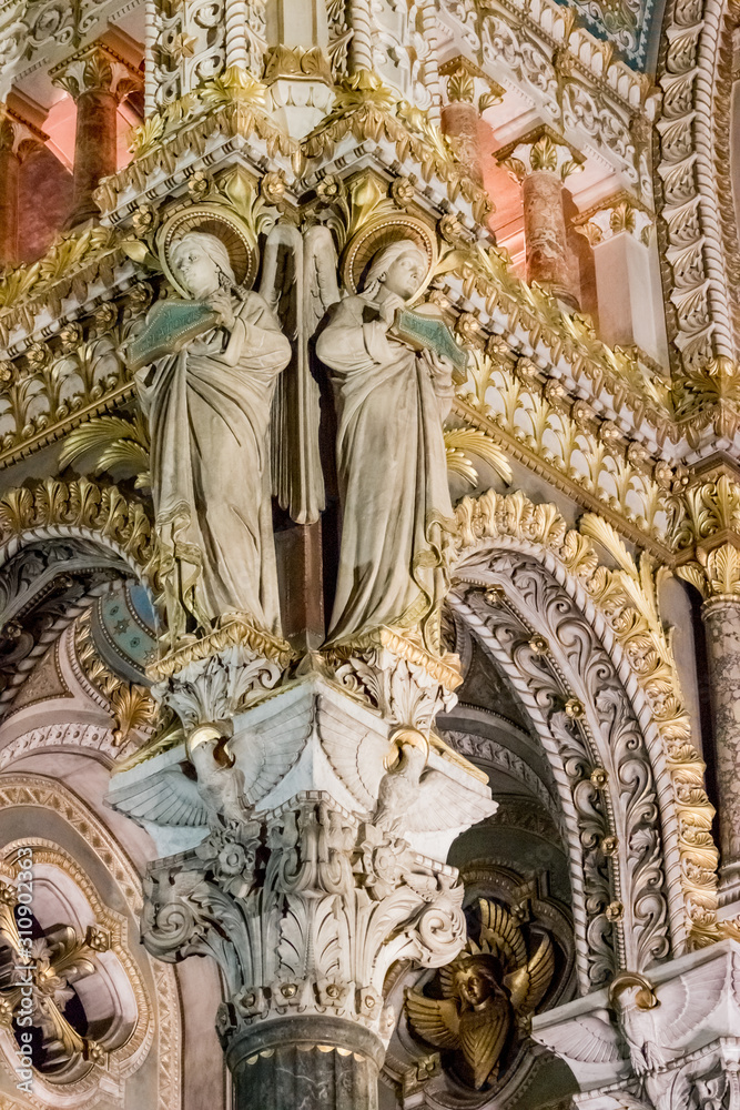 Dans la Basilique Notre-Dame-de-Fourvière