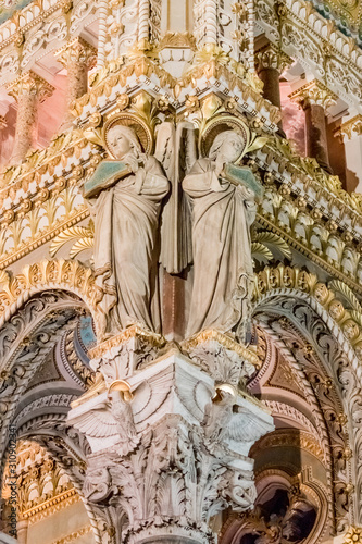 Dans la Basilique Notre-Dame-de-Fourvière