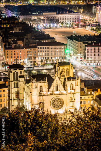 Vue de Lyon à la nuit tombée photo